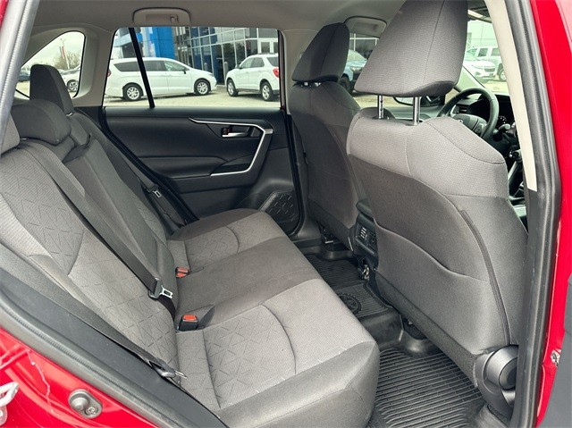Toyota RAV4 Vehicle Full-screen Gallery Image 25