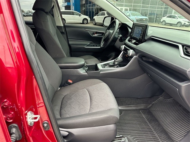 Toyota RAV4 Vehicle Full-screen Gallery Image 26