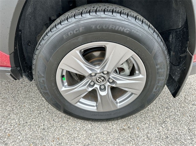 Toyota RAV4 Vehicle Full-screen Gallery Image 31