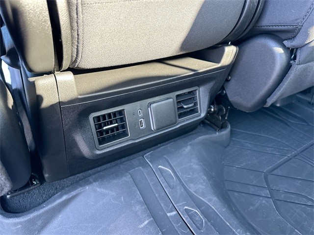Chevrolet Silverado 1500 Vehicle Full-screen Gallery Image 21