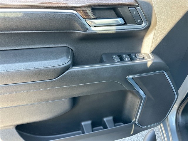 Chevrolet Silverado 1500 Vehicle Full-screen Gallery Image 22
