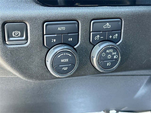 Chevrolet Silverado 1500 Vehicle Full-screen Gallery Image 34