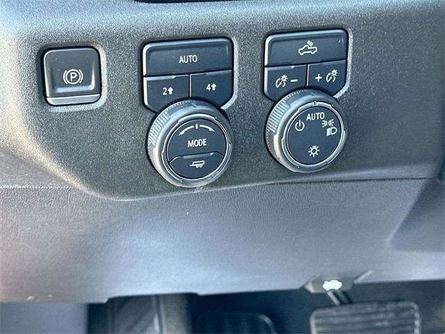Chevrolet Silverado 1500 Vehicle Full-screen Gallery Image 34