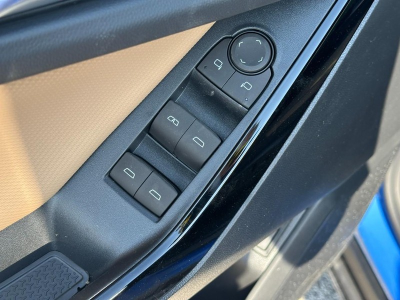 Chevrolet Equinox Vehicle Full-screen Gallery Image 9