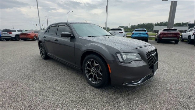 Chrysler 300 Vehicle Full-screen Gallery Image 2