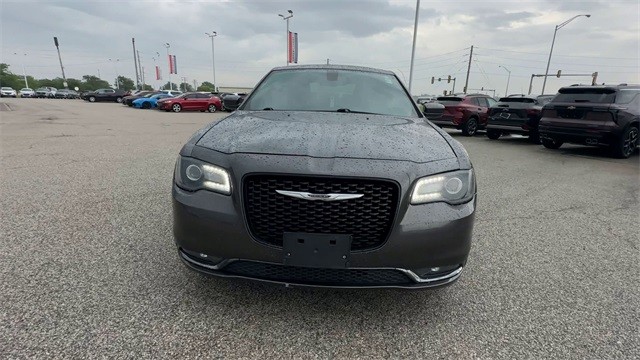 Chrysler 300 Vehicle Full-screen Gallery Image 3