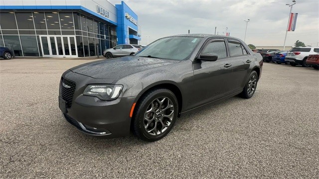 Chrysler 300 Vehicle Full-screen Gallery Image 4