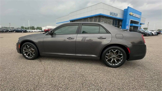 Chrysler 300 Vehicle Full-screen Gallery Image 5