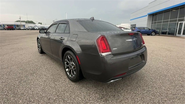 Chrysler 300 Vehicle Full-screen Gallery Image 6