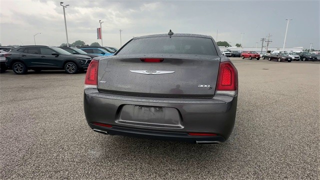 Chrysler 300 Vehicle Full-screen Gallery Image 7