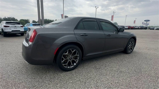 Chrysler 300 Vehicle Full-screen Gallery Image 8
