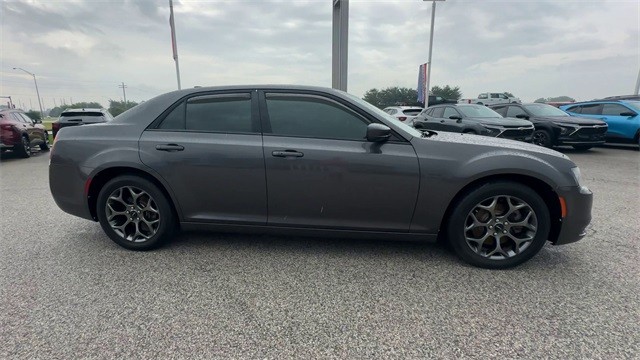 Chrysler 300 Vehicle Full-screen Gallery Image 9