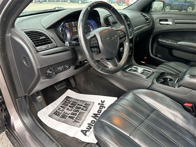 Chrysler 300 Vehicle Full-screen Gallery Image 10