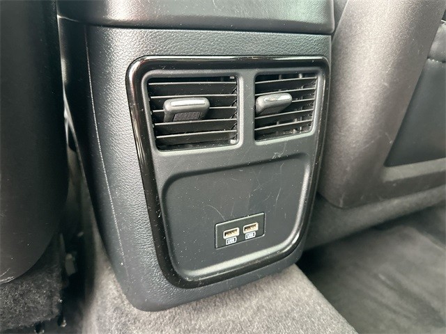 Chrysler 300 Vehicle Full-screen Gallery Image 22