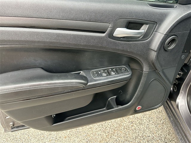Chrysler 300 Vehicle Full-screen Gallery Image 23