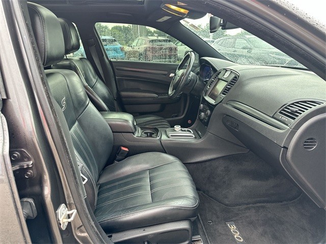 Chrysler 300 Vehicle Full-screen Gallery Image 29