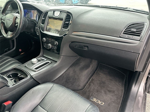 Chrysler 300 Vehicle Full-screen Gallery Image 30