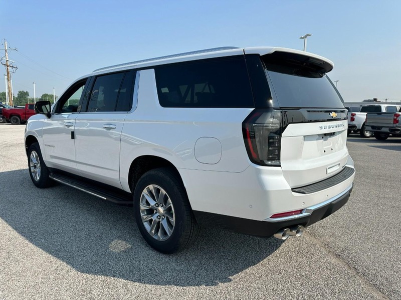 Chevrolet Suburban Vehicle Full-screen Gallery Image 3