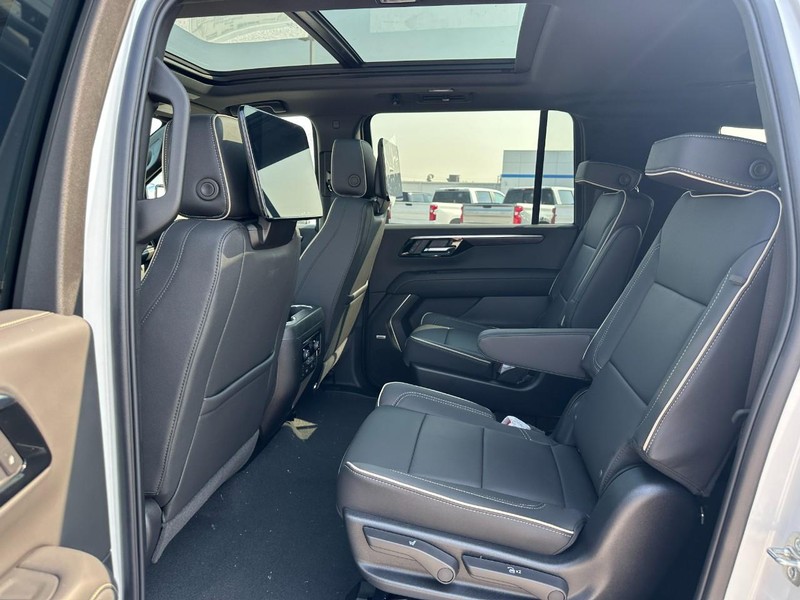 Chevrolet Suburban Vehicle Full-screen Gallery Image 4