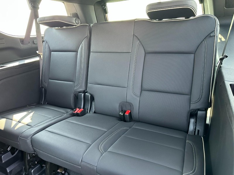 Chevrolet Suburban Vehicle Full-screen Gallery Image 5