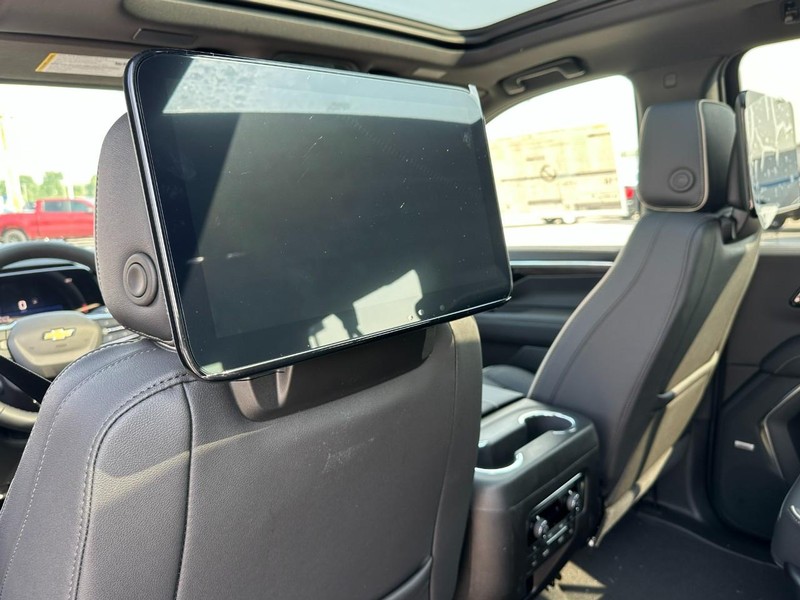 Chevrolet Suburban Vehicle Full-screen Gallery Image 6