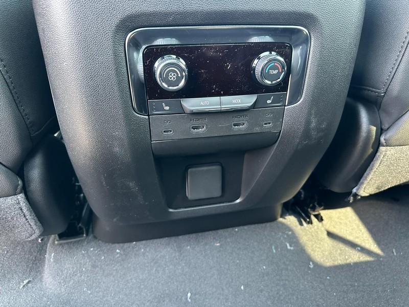 Chevrolet Suburban Vehicle Full-screen Gallery Image 7