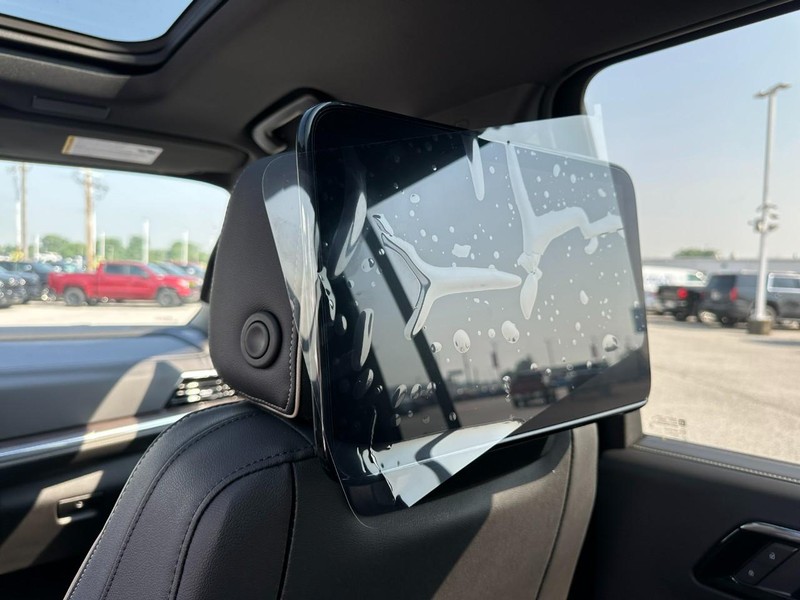 Chevrolet Suburban Vehicle Full-screen Gallery Image 8