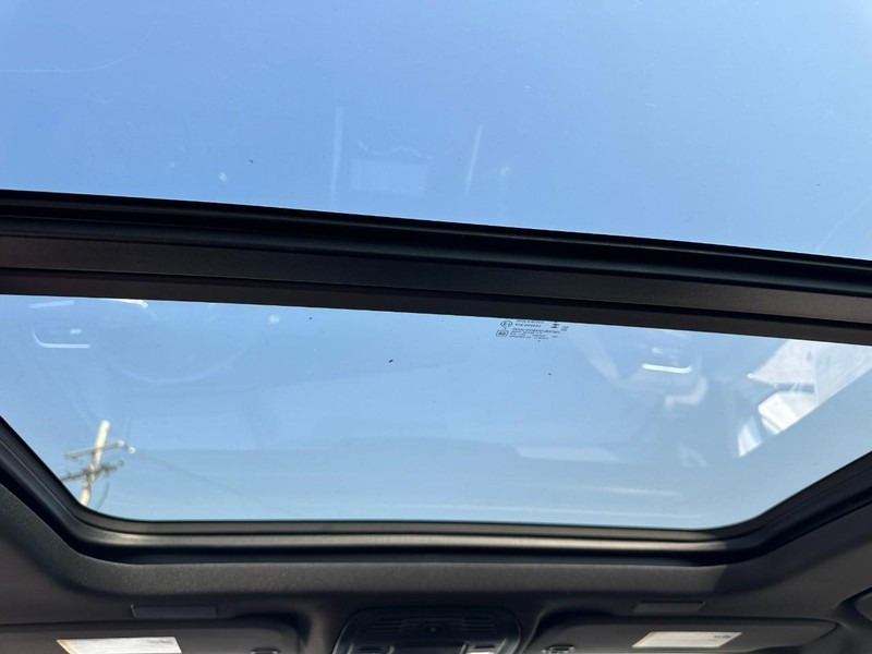 Chevrolet Suburban Vehicle Full-screen Gallery Image 9