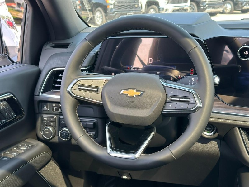 Chevrolet Suburban Vehicle Full-screen Gallery Image 11