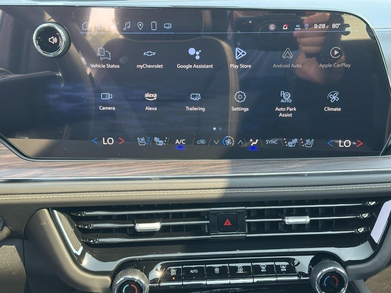 Chevrolet Suburban Vehicle Full-screen Gallery Image 12