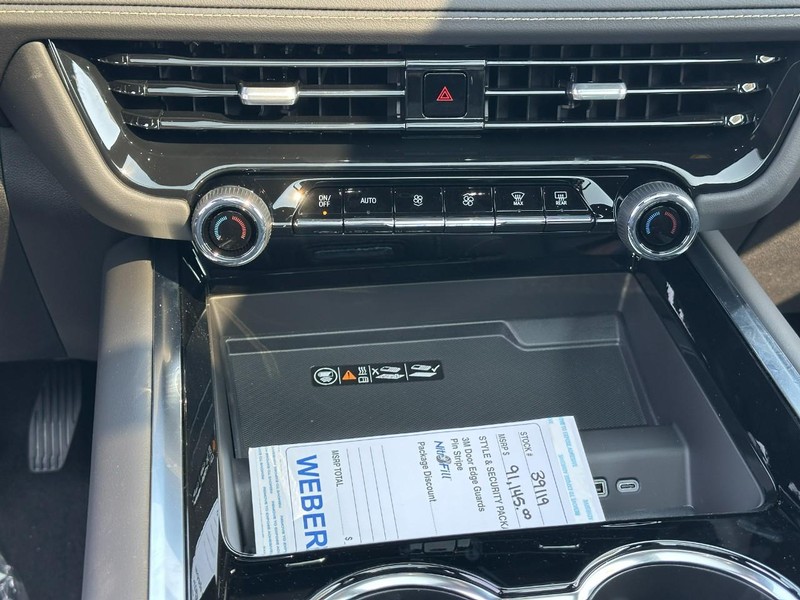 Chevrolet Suburban Vehicle Full-screen Gallery Image 13