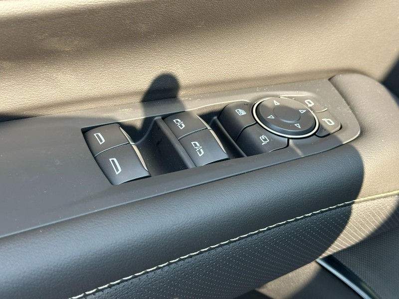 Chevrolet Suburban Vehicle Full-screen Gallery Image 14