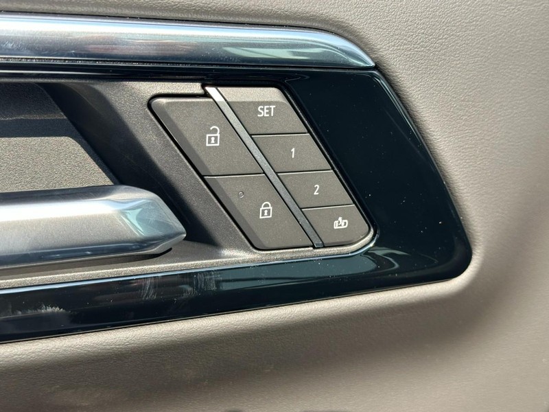 Chevrolet Suburban Vehicle Full-screen Gallery Image 15