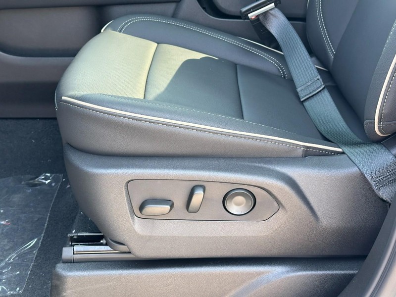 Chevrolet Suburban Vehicle Full-screen Gallery Image 16