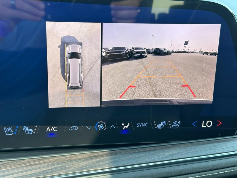 Chevrolet Suburban Vehicle Full-screen Gallery Image 19