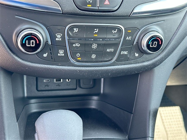 Chevrolet Equinox Vehicle Full-screen Gallery Image 17
