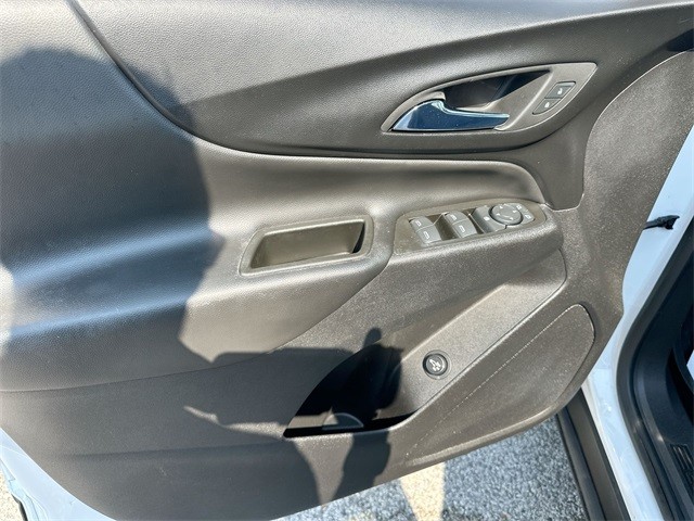 Chevrolet Equinox Vehicle Full-screen Gallery Image 21