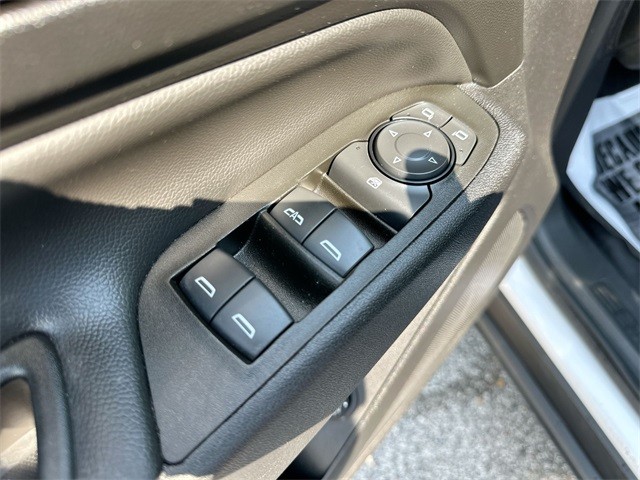 Chevrolet Equinox Vehicle Full-screen Gallery Image 22