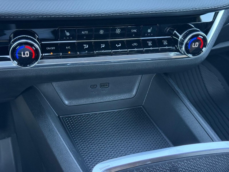 Chevrolet Equinox Vehicle Full-screen Gallery Image 13