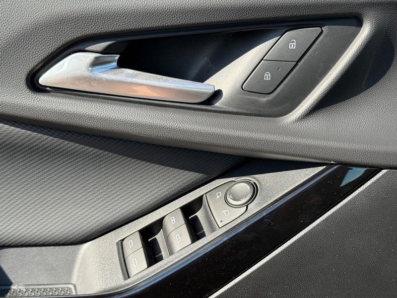 Chevrolet Equinox Vehicle Full-screen Gallery Image 16