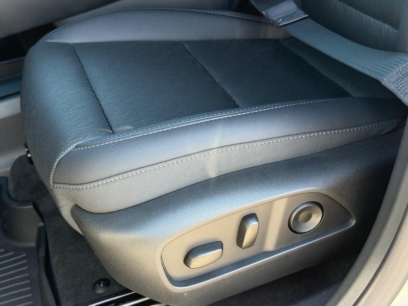 Chevrolet Equinox Vehicle Full-screen Gallery Image 17