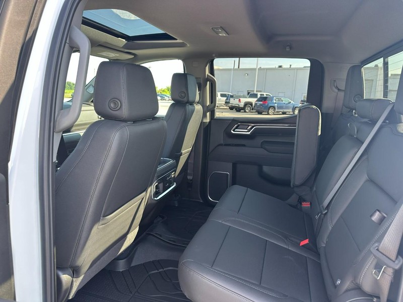 Chevrolet Silverado 1500 Vehicle Full-screen Gallery Image 4