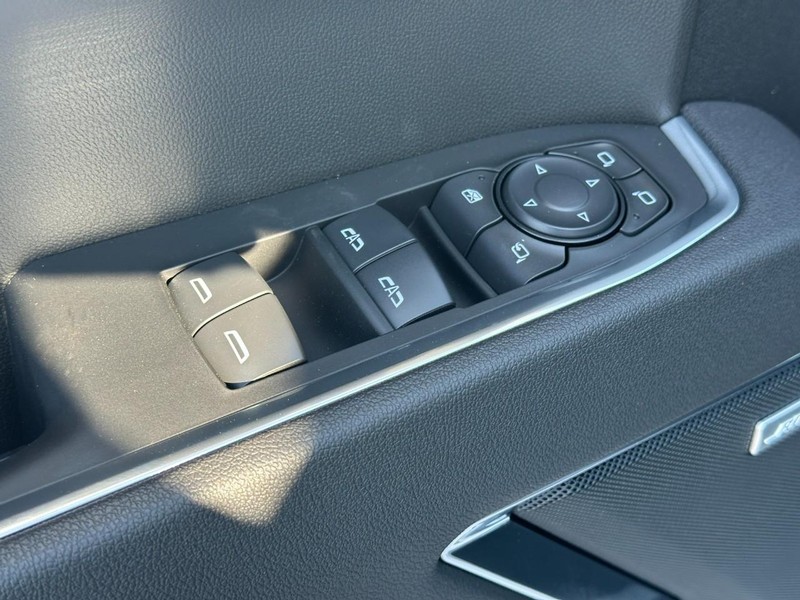 Chevrolet Silverado 1500 Vehicle Full-screen Gallery Image 10