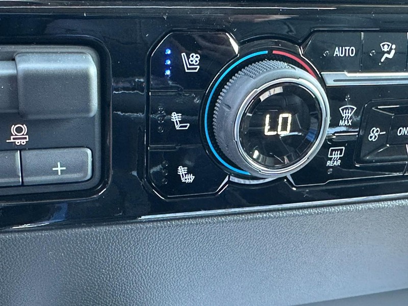 Chevrolet Silverado 1500 Vehicle Full-screen Gallery Image 16