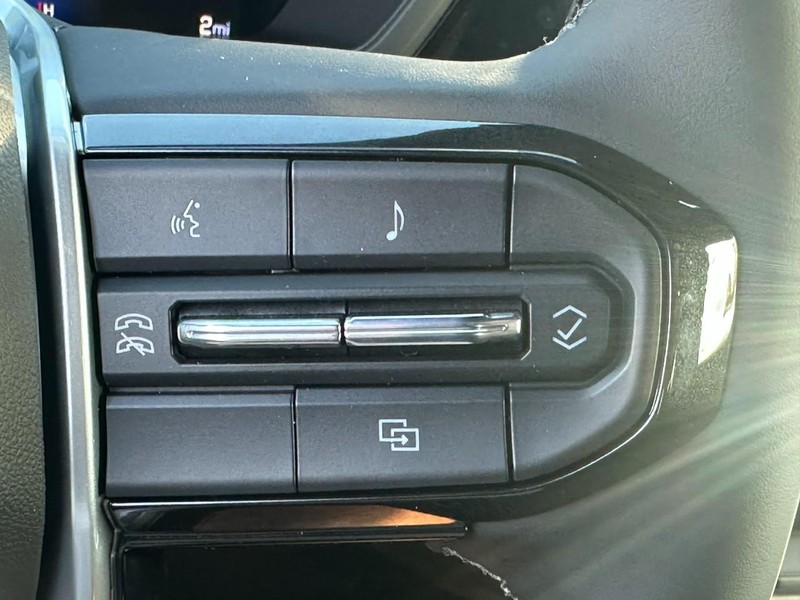 Chevrolet Colorado Vehicle Full-screen Gallery Image 11