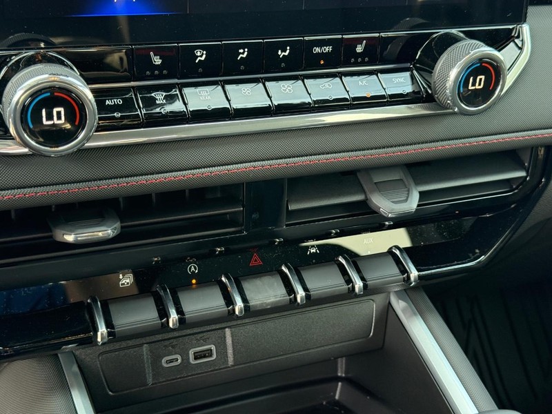 Chevrolet Colorado Vehicle Full-screen Gallery Image 13