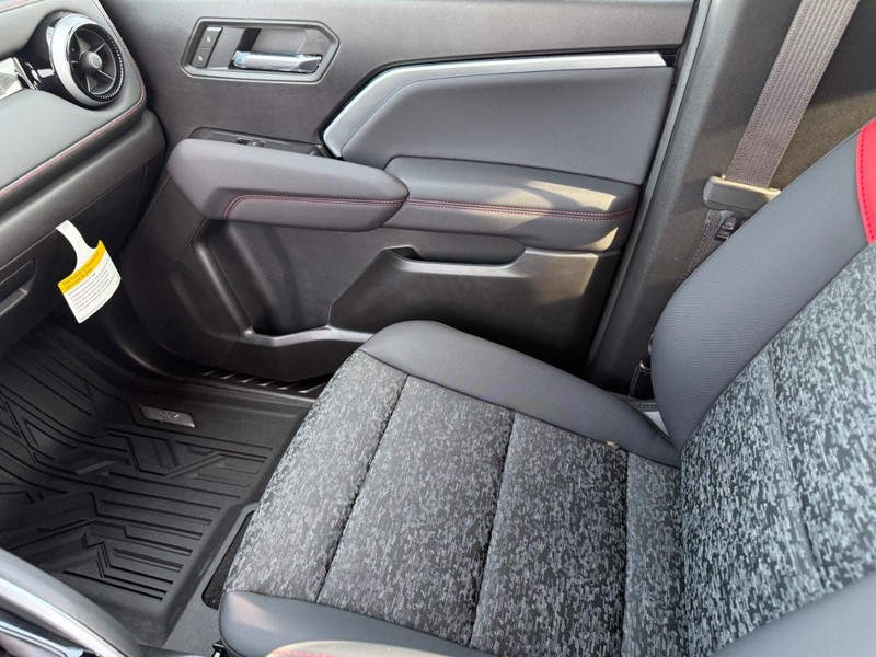 Chevrolet Colorado Vehicle Full-screen Gallery Image 15