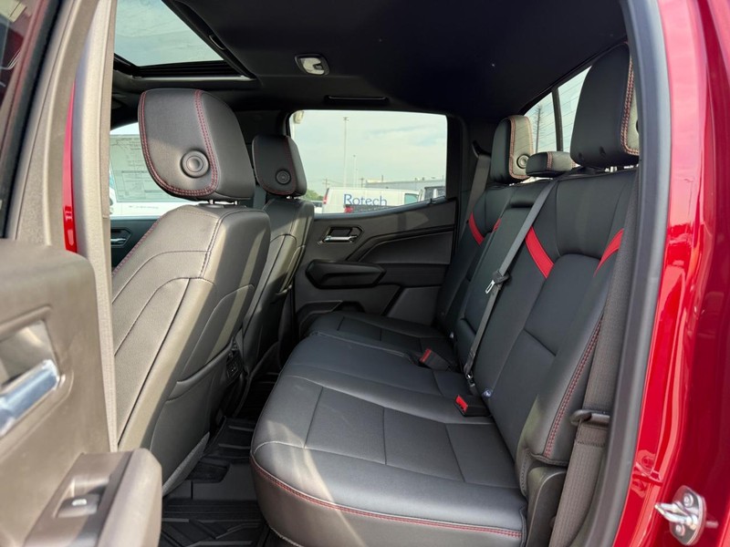 Chevrolet Colorado Vehicle Full-screen Gallery Image 5