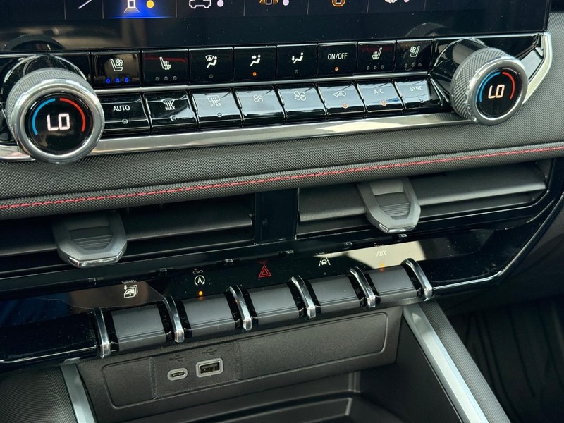 Chevrolet Colorado Vehicle Full-screen Gallery Image 14