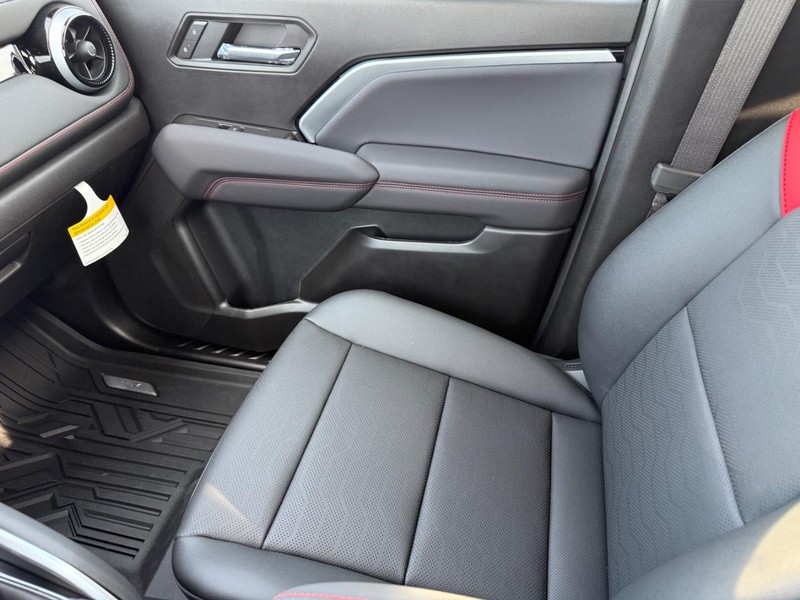 Chevrolet Colorado Vehicle Full-screen Gallery Image 16